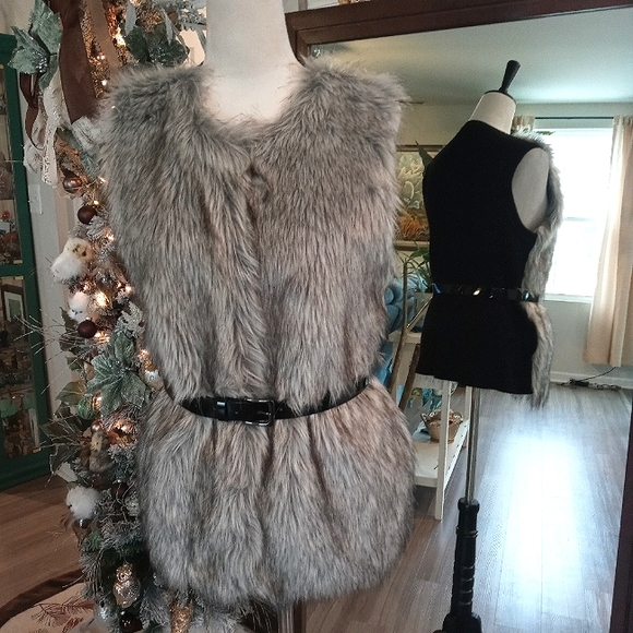 Evan Picone Jackets & Blazers - Evan Picone Faux Fur Sweater Vest w/Belt Sz Medium